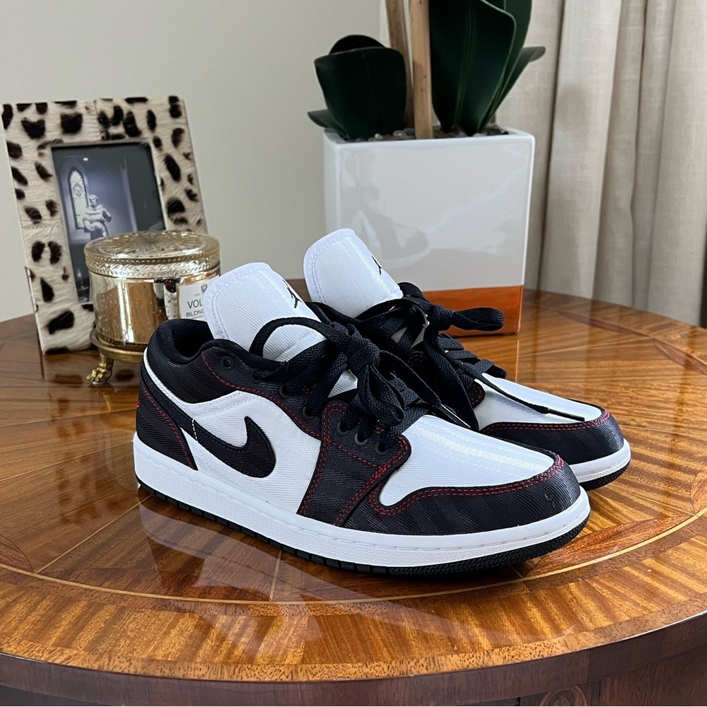 Air Jordan size W9 M7.5